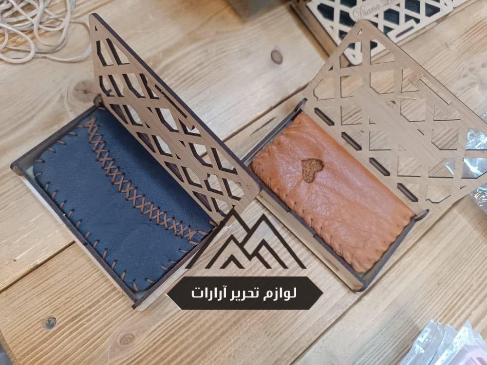 photo_2025-08-04_18-36-06 جا کارتی ساده چرم طبیعی دست دوز با جعبه چوبی - Image 1