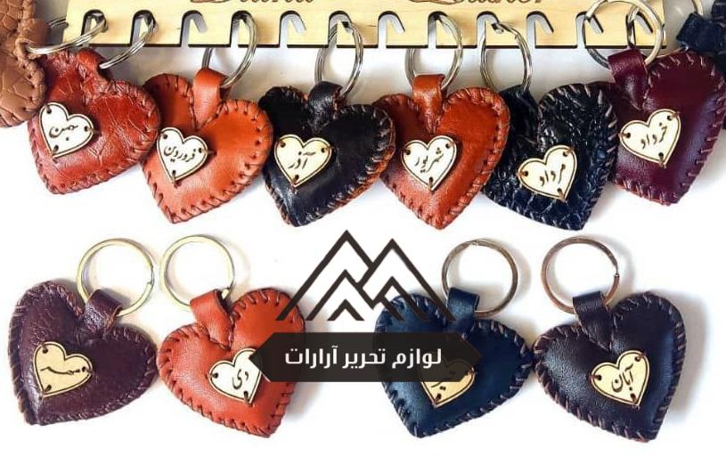photo_2025-08-04_18-37-01 جا کلیدی چرم طبیعی دست دوز استند 12 تایی چوبی - Image 1